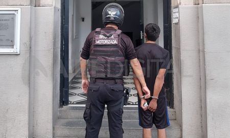 Un joven de 25 años fue detenido ayer en la Terminal de Ómnibus luego de que le robara a un agente penitenciario. Un joven de 25 años fue detenido ayer en la Terminal de Ómnibus luego de que le robara a un agente penitenciario.