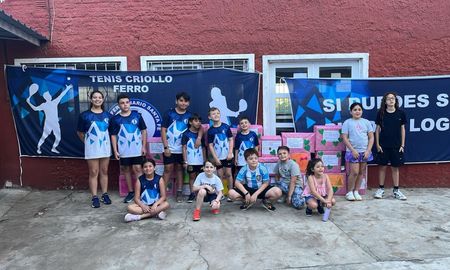 Niños y profesores del tenis criollo del Club Ferroviario Santa Fe reunieron 29 cajas navideñas para la campaña solidaria. Niños y profesores del tenis criollo del Club Ferroviario Santa Fe reunieron 29 cajas navideñas para la campaña solidaria.