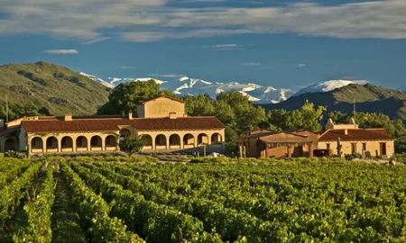 Escapada a un pequeño pueblo de Salta con un viñedo de altura que enamora con su vino y sus paisajes. Escapada a un pequeño pueblo de Salta con un viñedo de altura que enamora con su vino y sus paisajes.