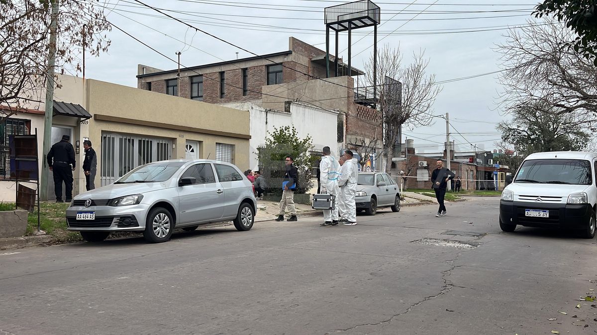 Agentes de la PDI llegaron al lugar del crimen en busca de pistas que permitan dar con el asesino de Walter Paglia.