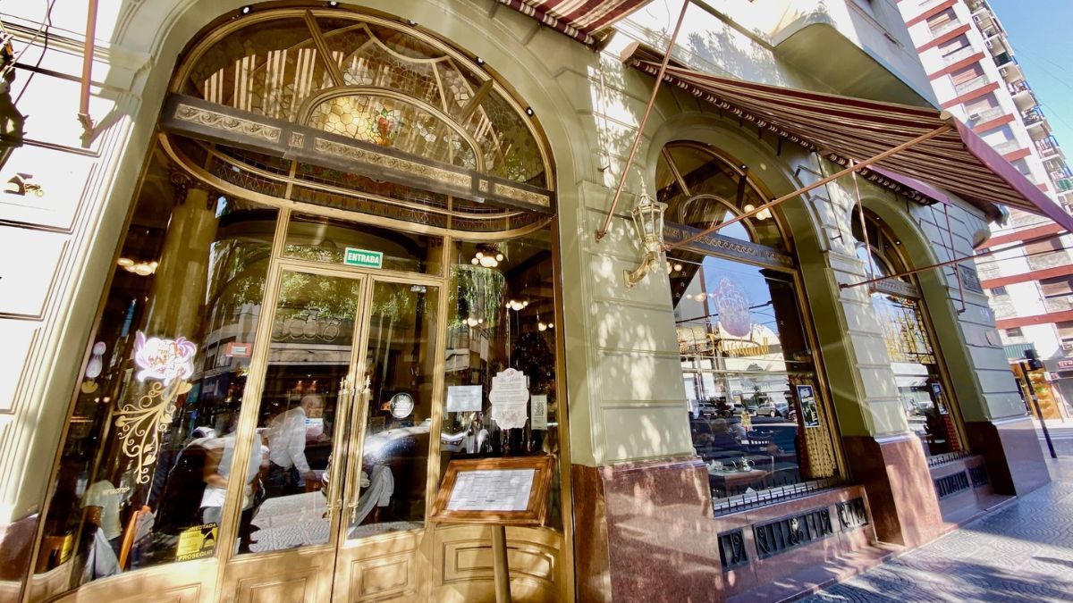 Cuánto cuesta un café con leche y 3 medialunas en Las Violetas