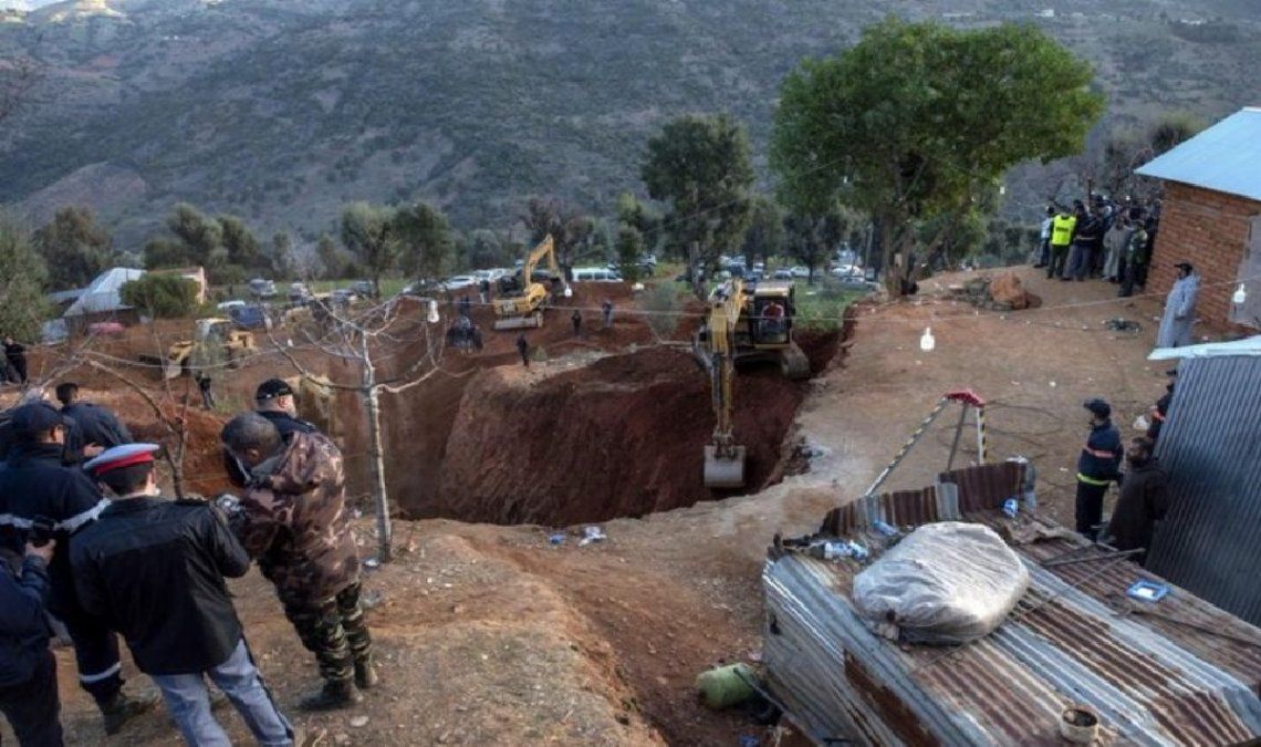 Un nene cayó a un pozo de 25 metros de profundidad en Afganistán: lucha contrarreloj por salvarlo