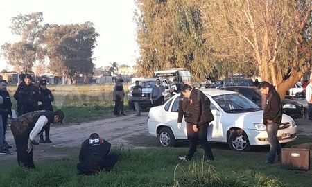El cuerpo del miembro de la policía de Santa Fe fue acribillado a balazos en Neuquén al 6400. El cuerpo del miembro de la policía de Santa Fe fue acribillado a balazos en Neuquén al 6400.