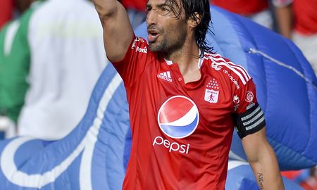 La denunciante acusó al ex jugador de querer matarla con una copa rota. La denunciante acusó al ex jugador de querer matarla con una copa rota.