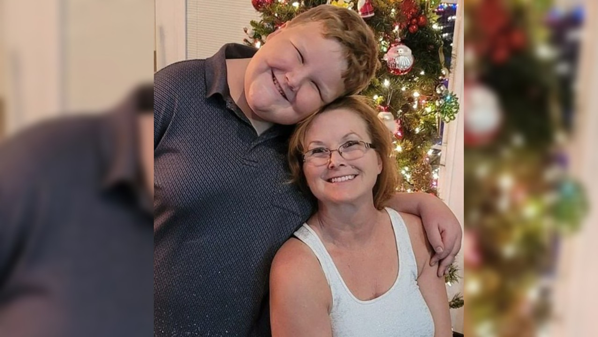 Bruce junto a su madre.