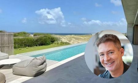 La moderna propiedad de Adrián Suar cuenta con 740 metros cuadrados y se encuentra sobre un terreno de 1671 metros cuadrados en total. La moderna propiedad de Adrián Suar cuenta con 740 metros cuadrados y se encuentra sobre un terreno de 1671 metros cuadrados en total.