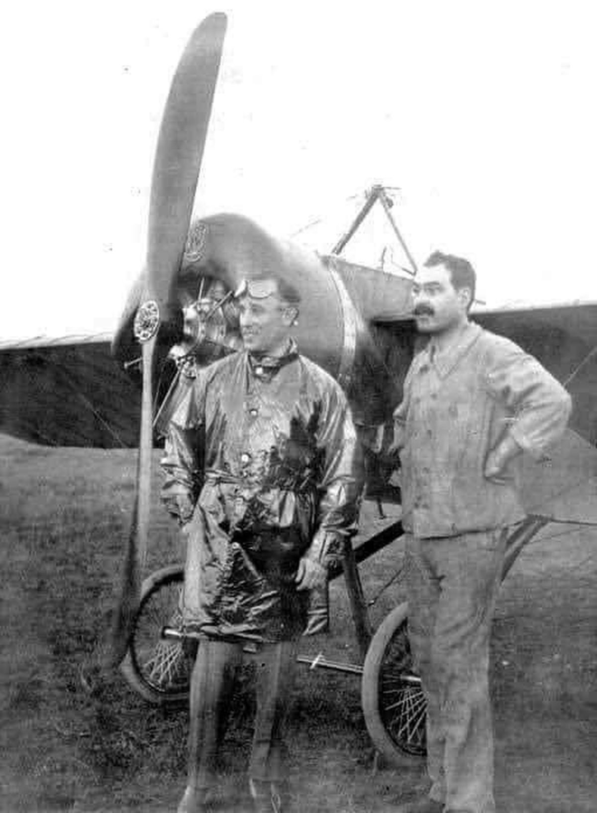 El 10 de febrero de 1914 y, tras despegar de El Palomar, alcanzó una altura de 6225 metros. Esta hazaña no fue homologada por la comisión internacional, cuya reglamentación disponía superar, al menos, por 150 metros el récord mundial. Newbery lo había hecho solo por 65. El 10 de febrero de 1914 y, tras despegar de El Palomar, alcanzó una altura de 6225 metros. Esta hazaña no fue homologada por la comisión internacional, cuya reglamentación disponía superar, al menos, por 150 metros el récord mundial. Newbery lo había hecho solo por 65.