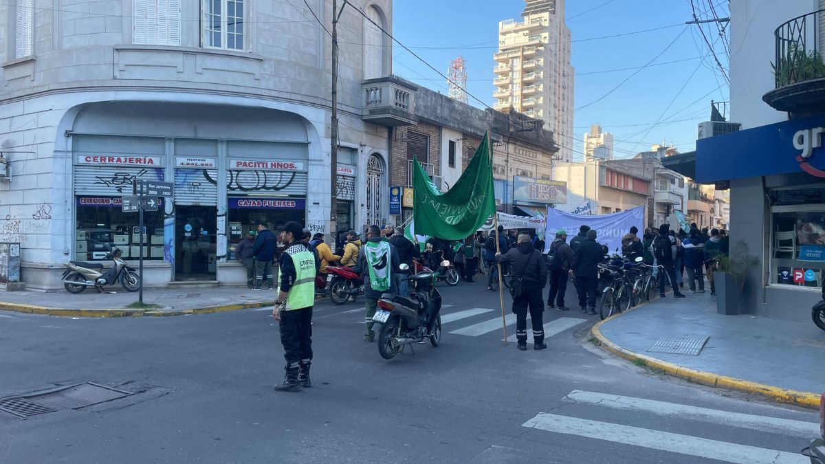 Los manifestantes marchar por calle San Jerónimo. 