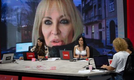 La argentina Karen Marón es corresponsal de guerra y desde hace dos décadas cubre conflictos bélicos en Medio Oriente, África y América Latina. La argentina Karen Marón es corresponsal de guerra y desde hace dos décadas cubre conflictos bélicos en Medio Oriente, África y América Latina.