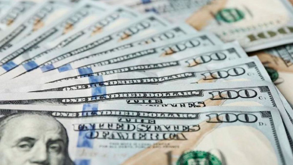 Mientras el dólar oficial terminó la semana estable, el blue subió y alcanzó los $71