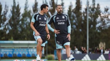 Lionel Scaloni analiza el partido frente a Argelia y prueba con varios esquemas y nombres. Lionel Scaloni analiza el partido frente a Argelia y prueba con varios esquemas y nombres.