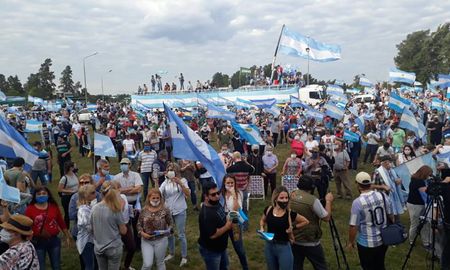 Avellaneda y Reconquista se manifiestan en contra de la intervención de Vicentin. Avellaneda y Reconquista se manifiestan en contra de la intervención de Vicentin.