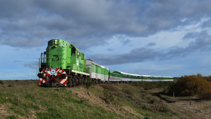 Cómo es una escapada a bordo del tren que conecta el mar argentino con la cordillera