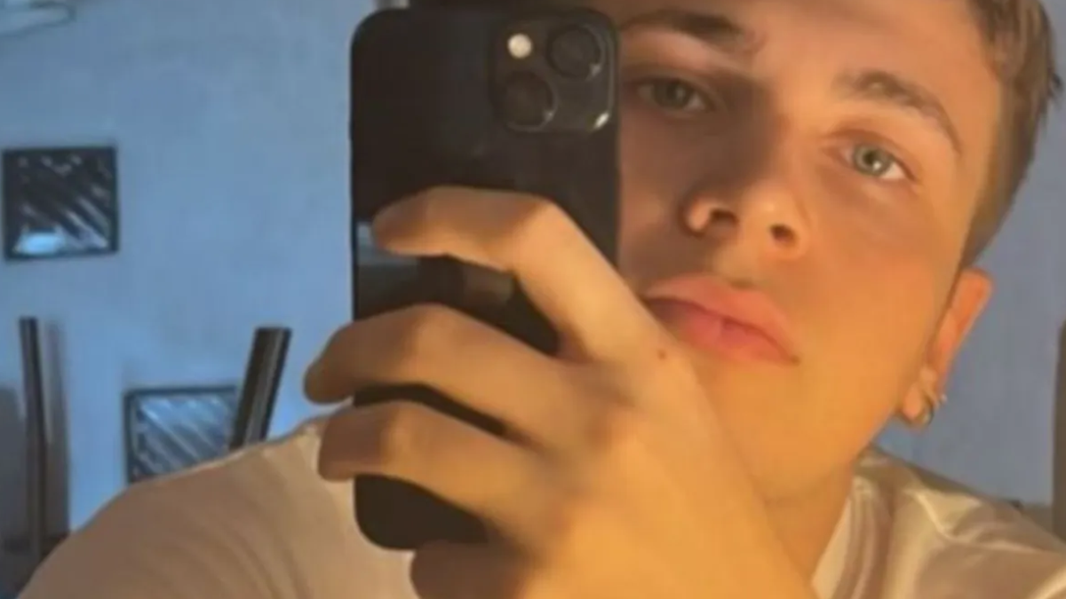 Nazareno era fanático del ciclismo y había armado su propia bicicleta porque se le había roto una nueva que tenía. Nazareno era fanático del ciclismo y había armado su propia bicicleta porque se le había roto una nueva que tenía.