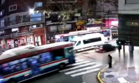 colectivo atropello a una mujer y choco contra un semaforo en recoleta: hay 14 heridos colectivo atropello a una mujer y choco contra un semaforo en recoleta: hay 14 heridos