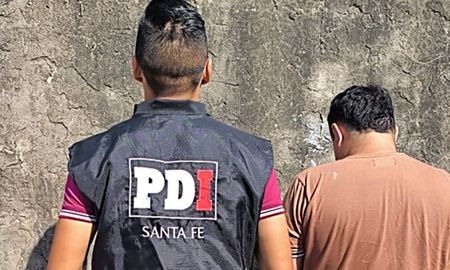 El detenido junto con uno de los agentes de la PDI que participó del arresto. El detenido junto con uno de los agentes de la PDI que participó del arresto.