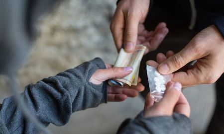 A partir de la adhesión de Santa Fe a la ley nacional de desfederalización del delito de microtráfico, la provincia asume su competencia para investigar y sancionar los delitos previstos en dicha norma. A partir de la adhesión de Santa Fe a la ley nacional de desfederalización del delito de microtráfico, la provincia asume su competencia para investigar y sancionar los delitos previstos en dicha norma.