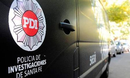 La vocera del Gobierno de Santa Fe confirmó que la agente es investigada por Asuntos Internos tras el caso de la alumna que llevó droga a la escuela. La vocera del Gobierno de Santa Fe confirmó que la agente es investigada por Asuntos Internos tras el caso de la alumna que llevó droga a la escuela.