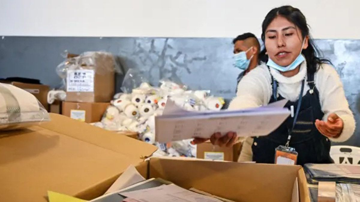 El padrón electoral boliviano habilita a 7.937.138 votantes, quienes decidirán qué autoridades conducirán el Estado Plurinacional en los dos cargos principales. El padrón electoral boliviano habilita a 7.937.138 votantes, quienes decidirán qué autoridades conducirán el Estado Plurinacional en los dos cargos principales.
