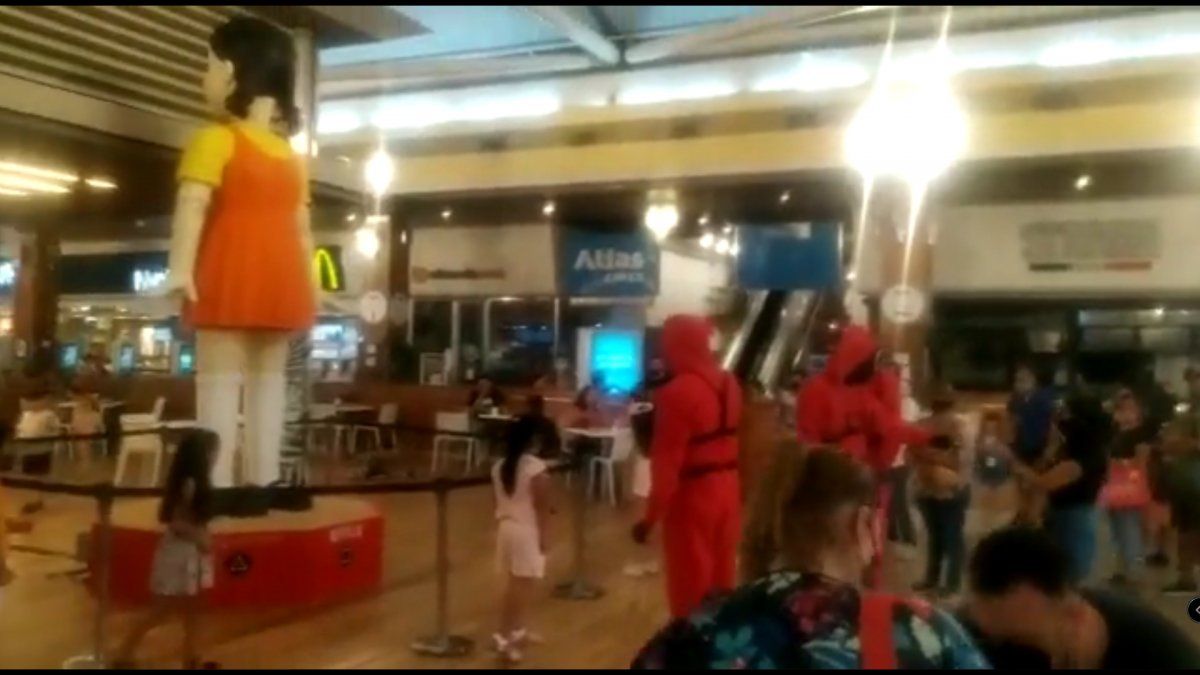 Denuncian que en un shopping de Avellaneda hicieron recrear a niños El juego del Calamar
