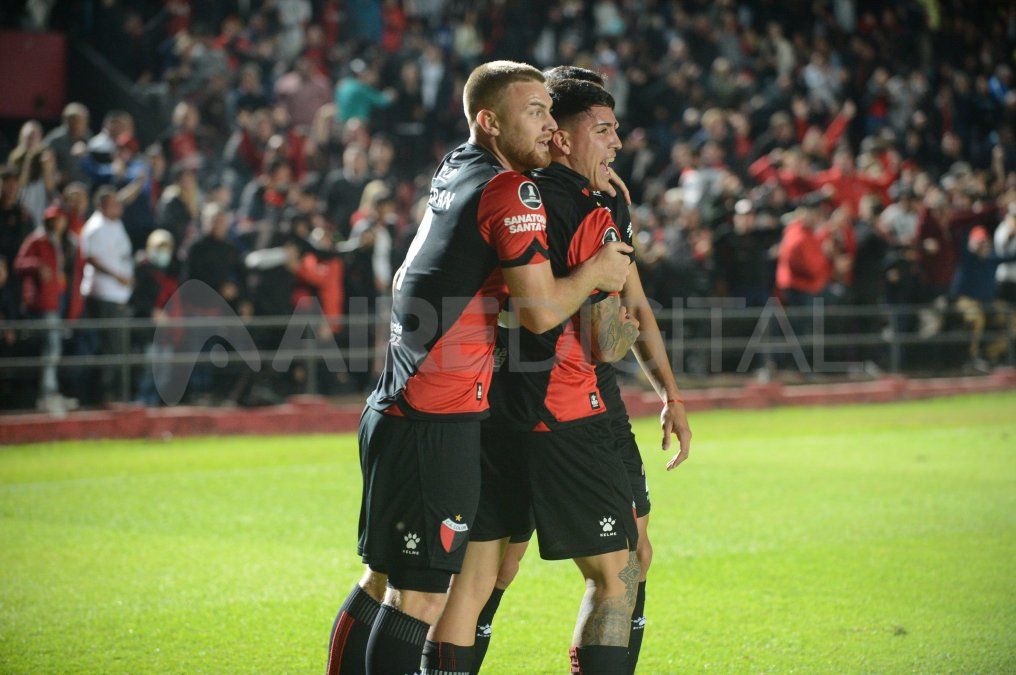 Lucas Beltrán y Facundo Farías celebran el primer gol de Colón.