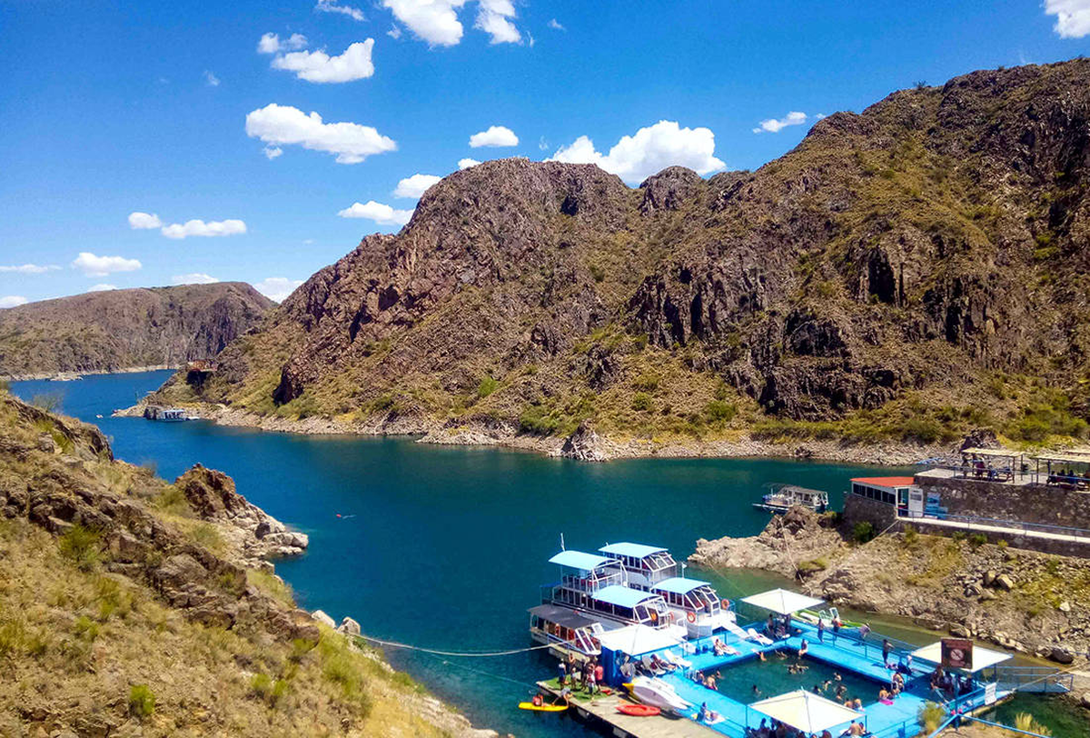 Una mujer y sus hijos se estaban tomando una foto cuando fueron arrastrados por la corriente.