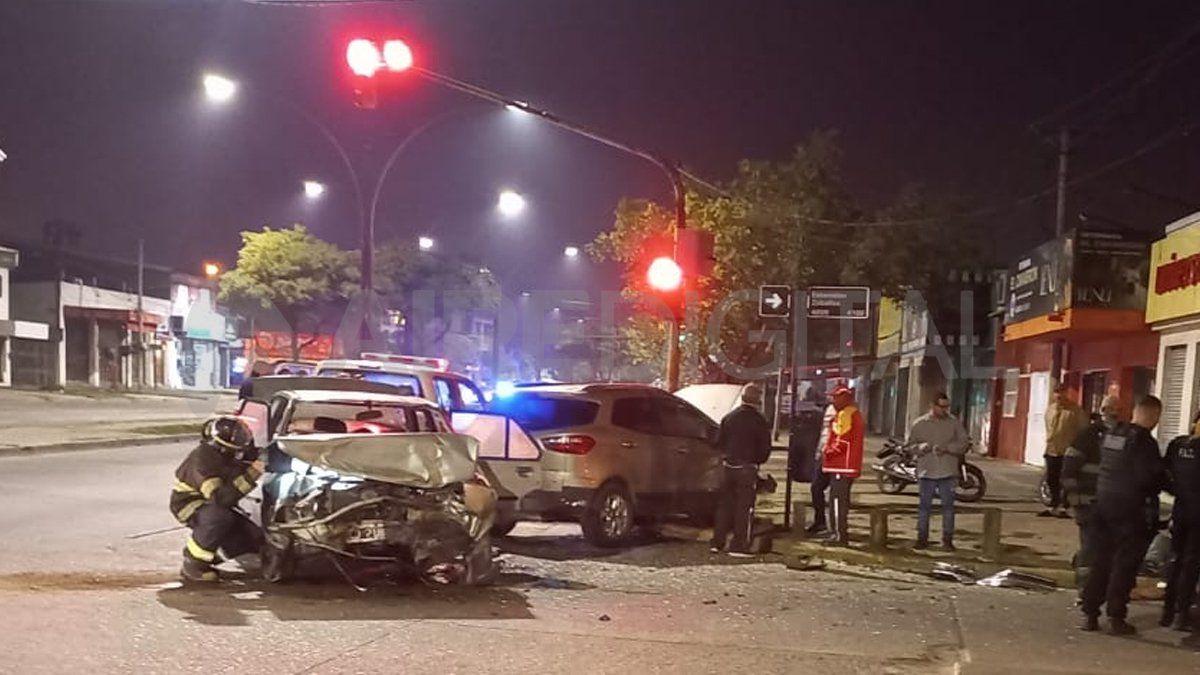 Las primeras versiones indican que el vehículo que trasladaba a la familia cruzó el semáforo en rojo.