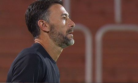 El Kily González se lamenta la jugada desperdiciada por su equipo. El Kily González se lamenta la jugada desperdiciada por su equipo.