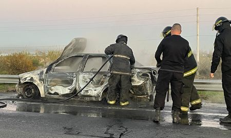 Un auto se incendió completamente en la autopista Rosario - Santa Fe, provocando un corte total de tránsito. Un auto se incendió completamente en la autopista Rosario - Santa Fe, provocando un corte total de tránsito.