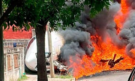 Un avión despistó en el aeropuerto de San Fernando, chocó varias casas y se incendió. Un avión despistó en el aeropuerto de San Fernando, chocó varias casas y se incendió.