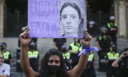 Las firmas fueron presentadas esta mañana ante mesa de entrada de Casa de Gobierno de Tucumán por Amelia Campos, en representación de las amigas de la docente de inglés de 33 años. Las firmas fueron presentadas esta mañana ante mesa de entrada de Casa de Gobierno de Tucumán por Amelia Campos, en representación de las amigas de la docente de inglés de 33 años.