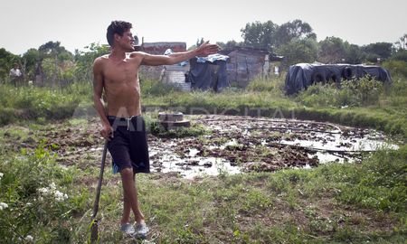 El contexto de crisis social queda más al descubierto en los barrios marginales de la ciudad de Santa Fe, donde las necesidades están a la vista de todos. El contexto de crisis social queda más al descubierto en los barrios marginales de la ciudad de Santa Fe, donde las necesidades están a la vista de todos.