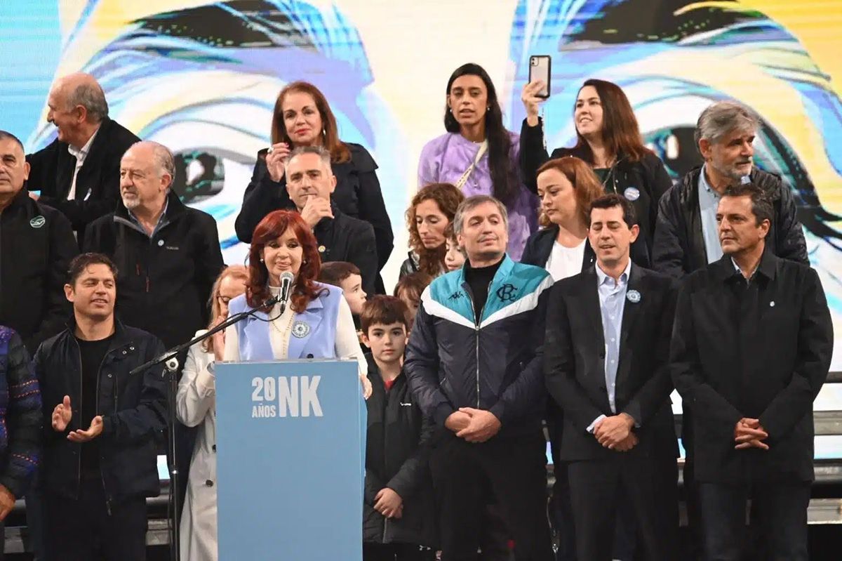 Cristina conduce y el resto organiza la bronca y se raspa contra el gobierno al límite, es el mandato de un peronismo que sigue buscando proyecto y candidatos. Cristina conduce y el resto organiza la bronca y se raspa contra el gobierno al límite, es el mandato de un peronismo que sigue buscando proyecto y candidatos.
