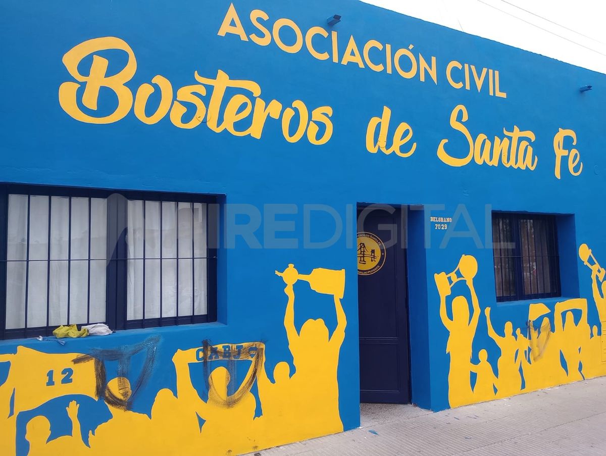 Vandalizaron la sede de los hinchas de Boca en Santa Fe.