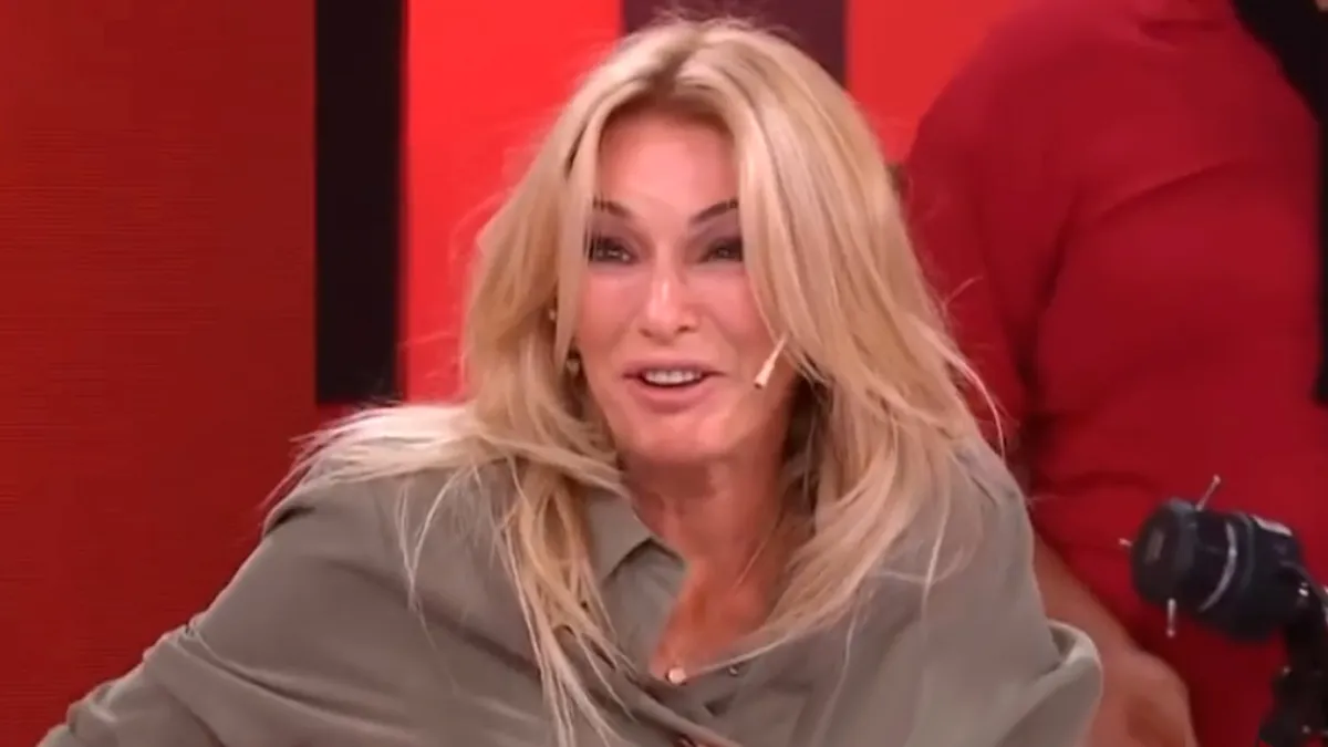 A Yanina Latorre casi se le ve todo luego de sufrir un percance fashion mientras estaba al aire en Los Ángeles de la mañana.