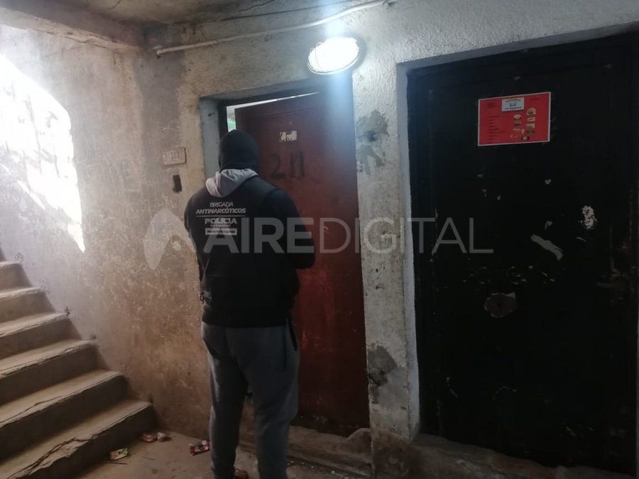 En los allanamientos de barrio Acería detuvieron a un hombre y dos mujeres.