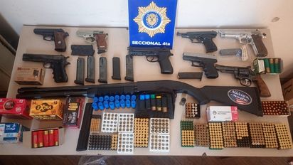 Allanamiento en barrio Roma: investigaban violencia de género y secuestraron un arsenal en una casa