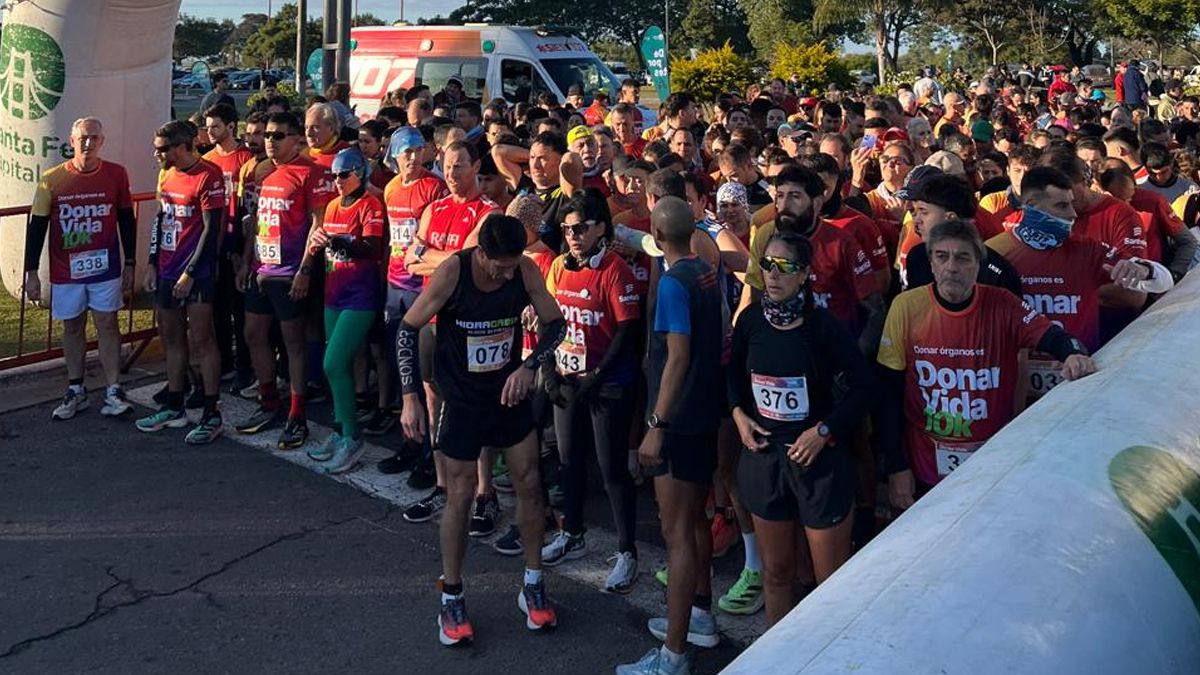 Los corredores listos para largar en la maratón de Cudaio