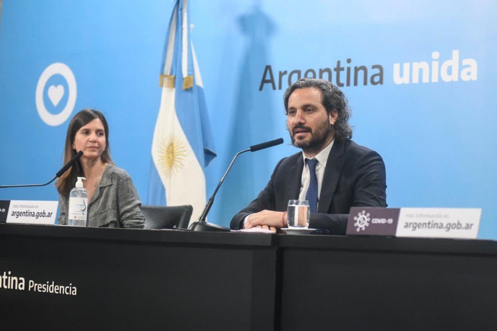 El jefe de Gabinete, Santiago Cafiero y la directora Ejecutiva de ANSES, Fernanda Raverta brindaron una conferencia de prensa en la que confirmaron lo que había anticipado el Presidente.