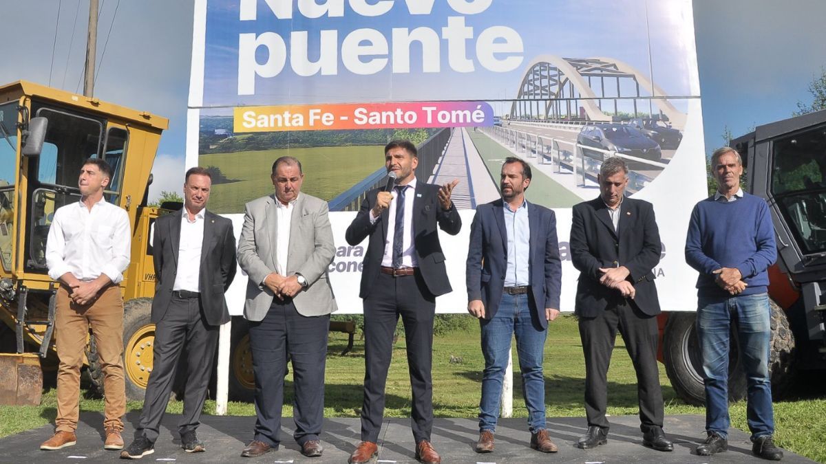 Maximiliano Pullaro encabezó el acto por el nuevo puente Santa Fe - Santo Tomé. 