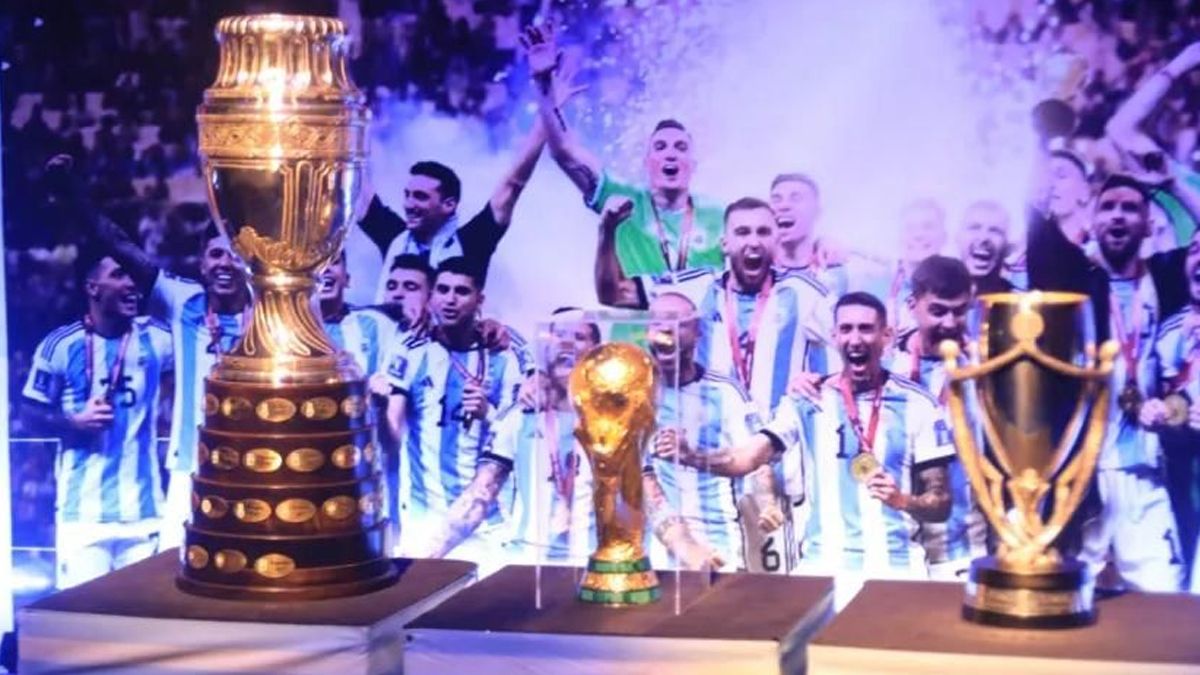 Durante viernes y sábado, los santafesinos podrán sacarse fotos de manera gratuita con la Copa del Mundo, la Copa América y el trofeo por la Finalíssima. Durante viernes y sábado, los santafesinos podrán sacarse fotos de manera gratuita con la Copa del Mundo, la Copa América y el trofeo por la Finalíssima.