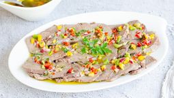 altText(Lengua a la vinagreta: la receta fácil con pocos ingredientes y que rinde mucho)}