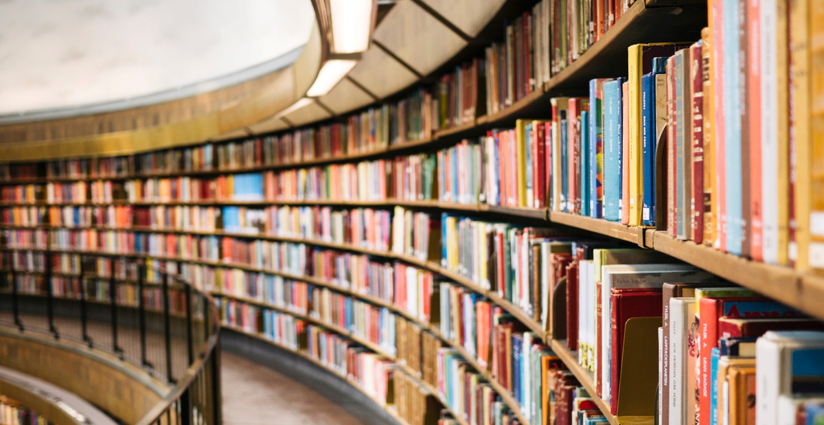 The New York Times presentó su lista de los mejores 100 libros en lo que va del siglo XXI. The New York Times presentó su lista de los mejores 100 libros en lo que va del siglo XXI.