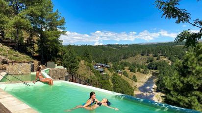 Escapada a unas termas ocultas en Córdoba, con vistas al cerro y aguas revitalizantes