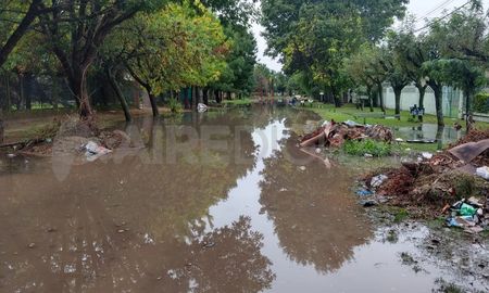 Este sector de calle Los Fresnos, a 50 metros de la Ruta Provincial 1, quedó completamente anegado por las lluvias en Colastiné Norte. Este sector de calle Los Fresnos, a 50 metros de la Ruta Provincial 1, quedó completamente anegado por las lluvias en Colastiné Norte.