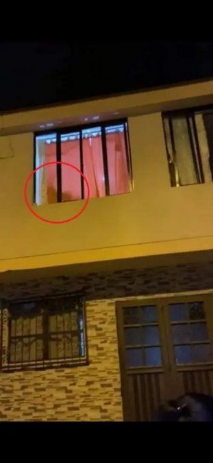Totalmente inesperado, desde la ventana un joven podía ver a su pareja siéndole infiel. 