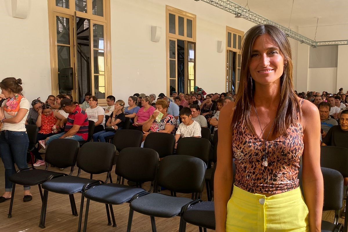 Paola Pallero, directora de la agencia de hábitat, en la entrega de las escrituras de las viviendas. Paola Pallero, directora de la agencia de hábitat, en la entrega de las escrituras de las viviendas.