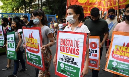 Como nunca antes, durante 2022 la sociedad salió a las calles para reclamar medidas a favor del ambiente. Como nunca antes, durante 2022 la sociedad salió a las calles para reclamar medidas a favor del ambiente.