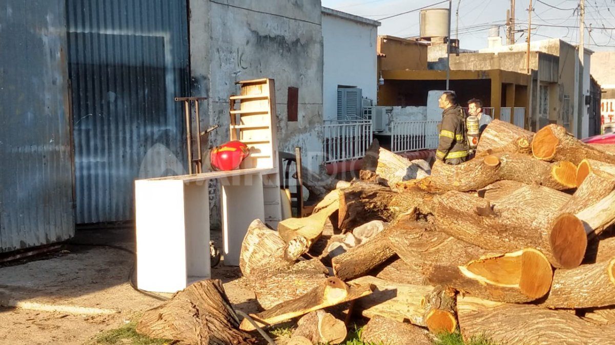 Incendio en una fábrica de muebles del barrio Chalet