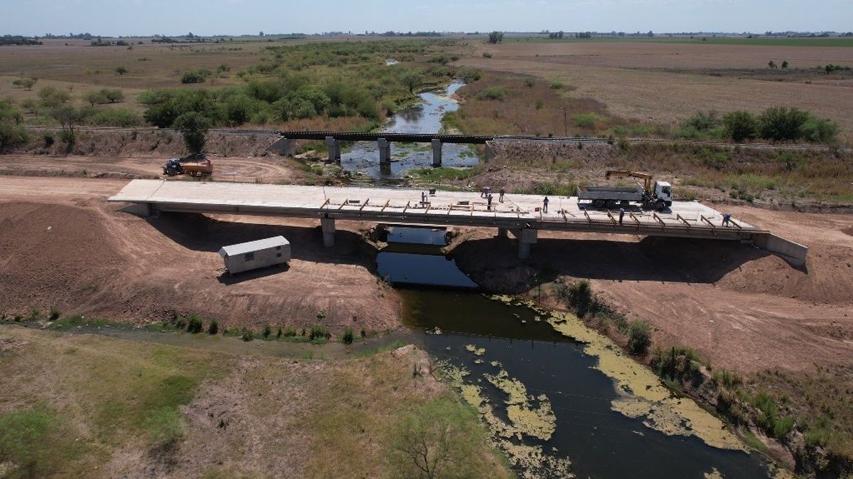 La gestión del gobernador Omar Perotti interviene en 31 puentes con tareas de construcción, reemplazo, ensanche o reparación.